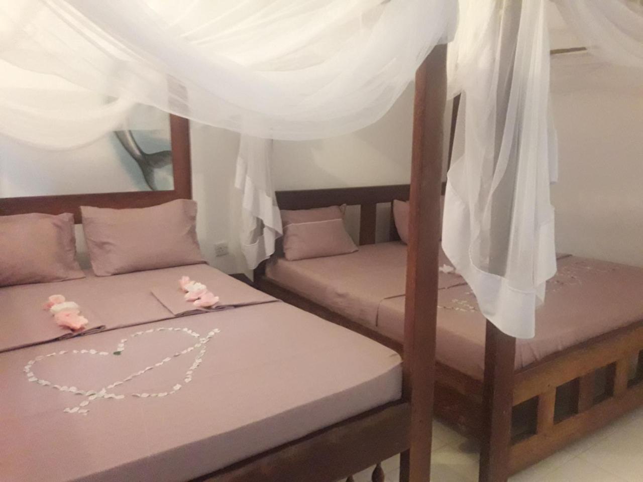 Ebony & Ivory Beach Bed & Breakfast *