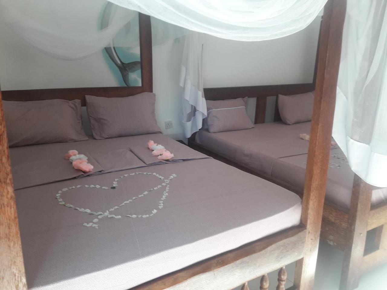 Ebony & Ivory Beach Bed & Breakfast *